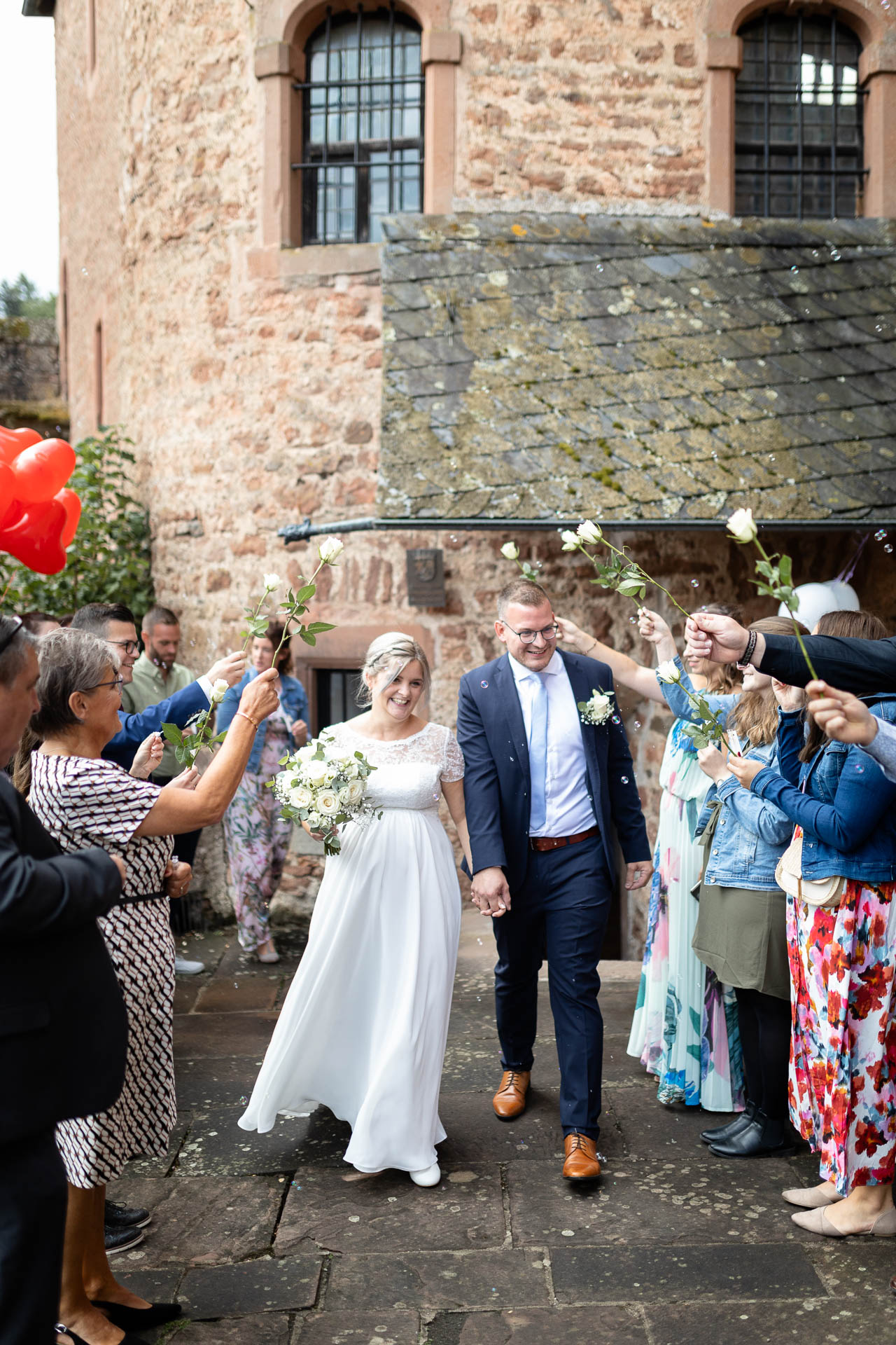 Brautpaar beim Auszug aus dem Standesamt auf Schloss Hamm bei Prüm