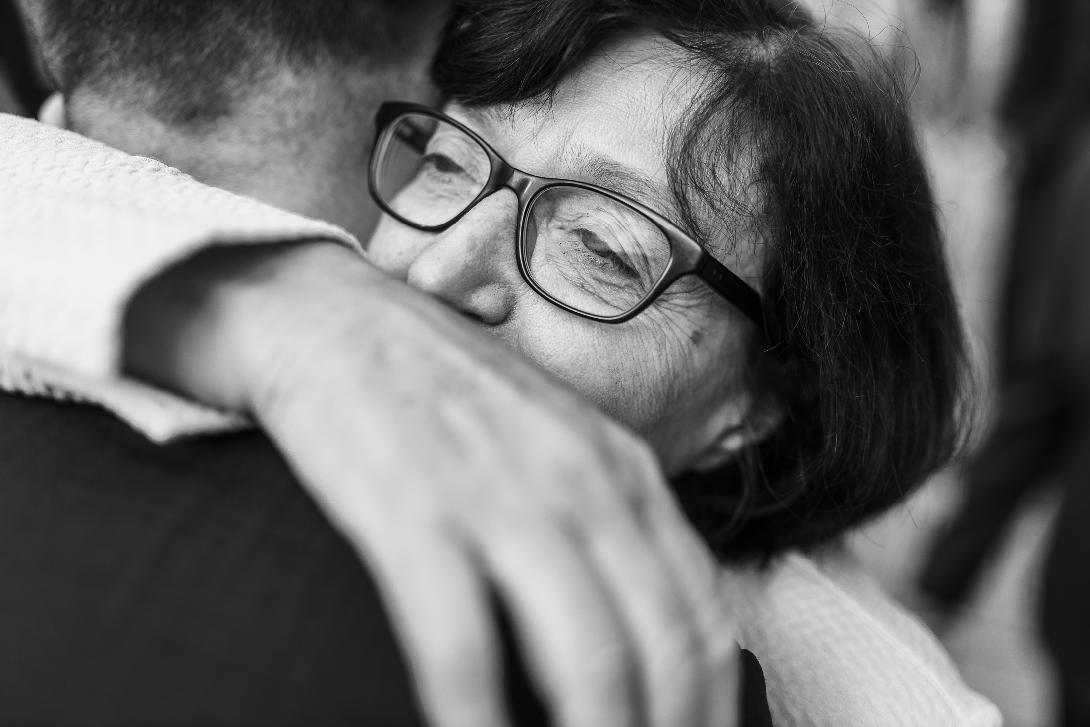 Die Mutter gratuliert dem Bräutigam. Nahaufnahme.