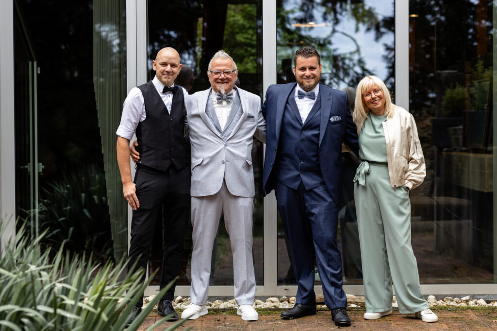 Gruppenfoto von Bräutigam mit Vater, Mutter und Trauzeugen nach dem Getting Ready im Haus des Vaters.