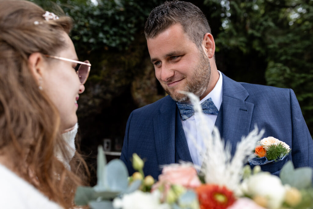 First-Look Reaktion des Bräutigams, als er seine Braut zum ersten Mal im Hochzeitskleid sieht.