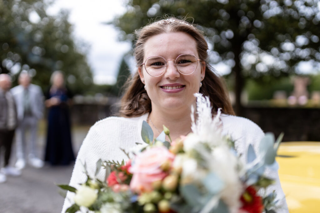 Portrait Schnappschuss der Braut, kurz bevor die Trauung in der Kirche beginnt.