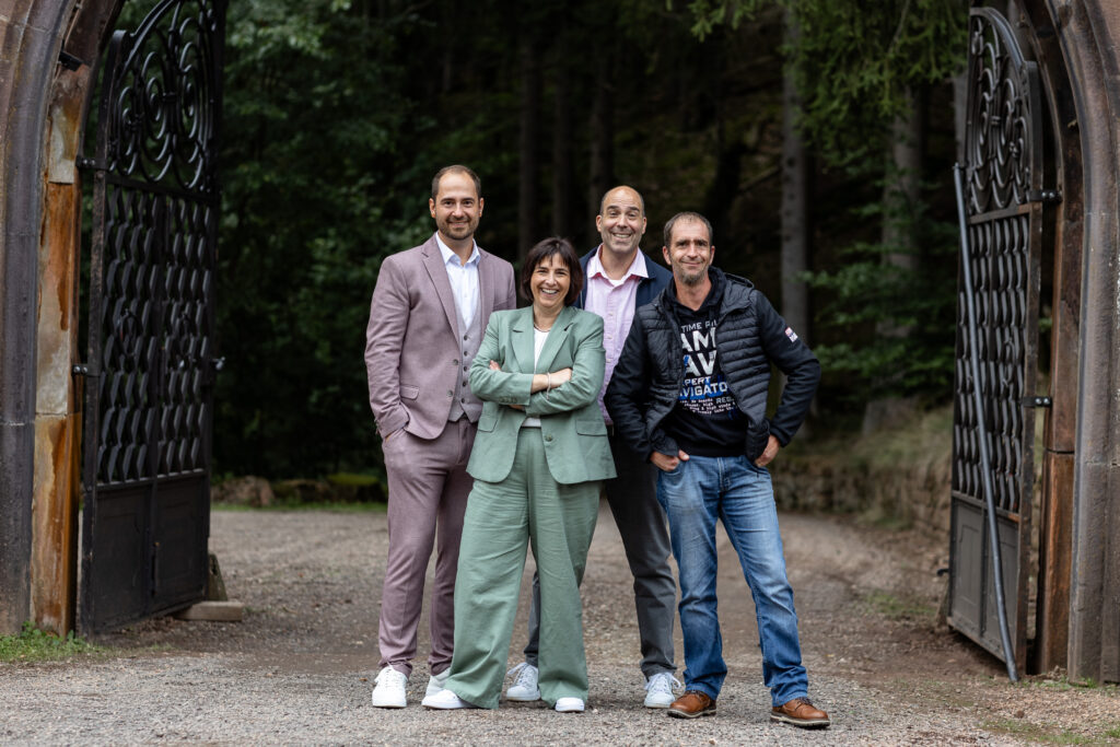 Gruppenfoto von Hochzeitsgästen im Torbogen des Schlosses