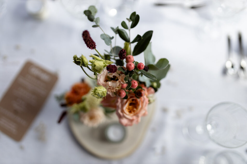 Hochzeits Dekoration auf den Tischen fürs Abendessen. Hier ist ein Strauss Blumen im Detail abgebildet.
