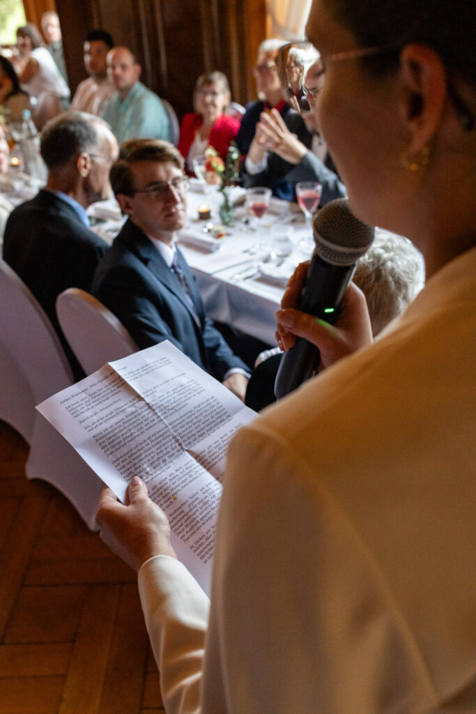 Trauzeugin beim Rede halten während dem Abendessen vor allen Gästen.