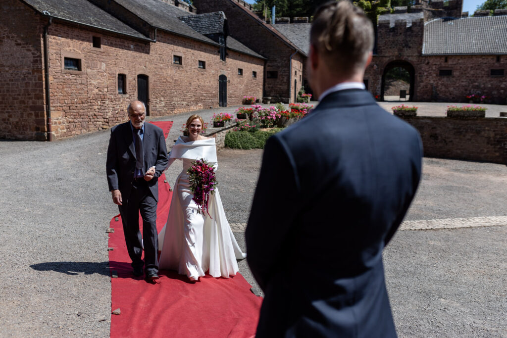 Die Braut wird von ihrem Vater zum First Look gebracht.