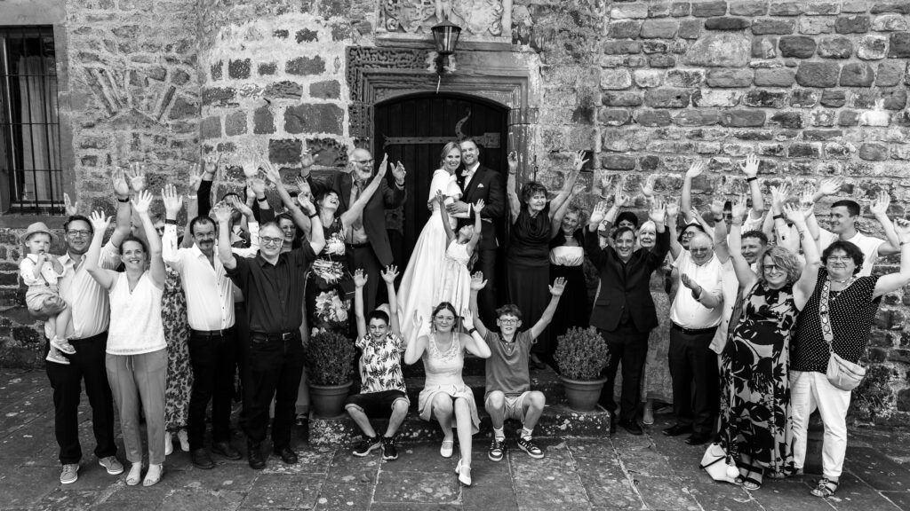 Gruppenfoto der Hochzeitsgesellschaft, schwarz-weiss auf dem Vorhof von Schloss Hamm