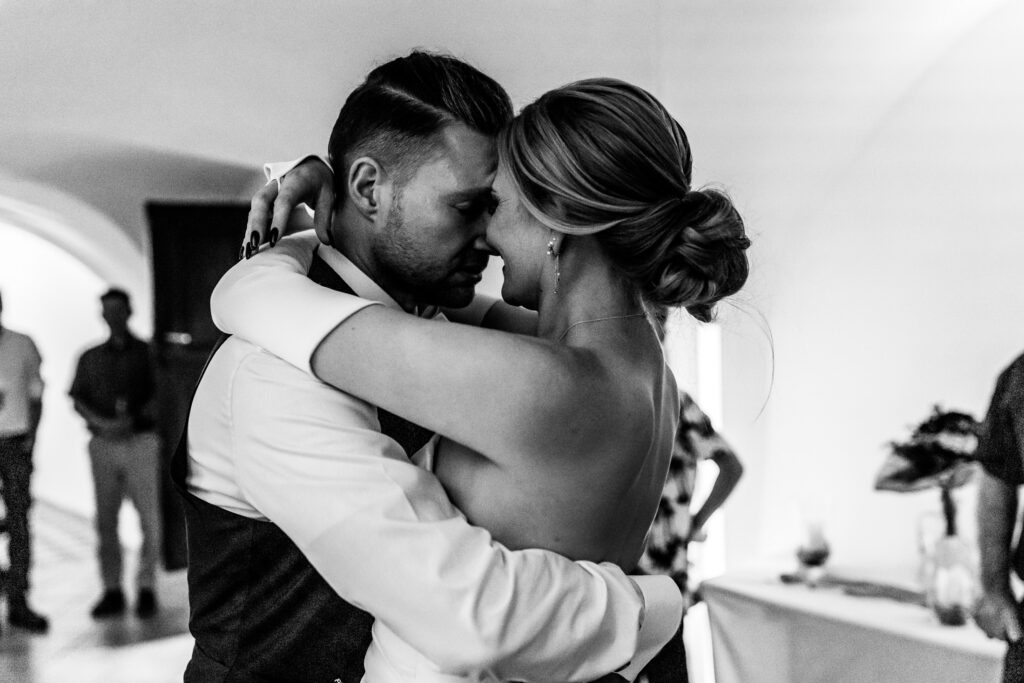 Der Eröffnungstanz des Brautpaars im romanischen Gewölbe von Schloss Hamm