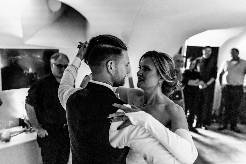 Der Eröffnungstanz des Brautpaars im romanischen Gewölbe von Schloss Hamm