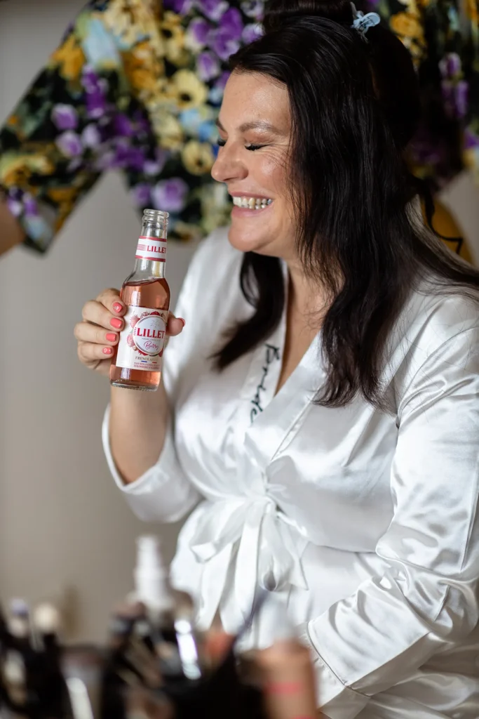 Hochzeitsfotograf Bernkastel Trier - Die Braut lacht beim Getting Ready, nachdem sie gerade mit ihrer Tochter geprostet hat.