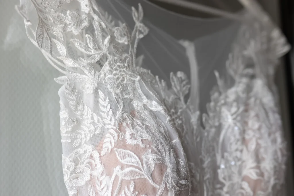 Hochzeitsfotograf Bernkastel Trier - Detailaufnahme der Spitze des Brautkleids