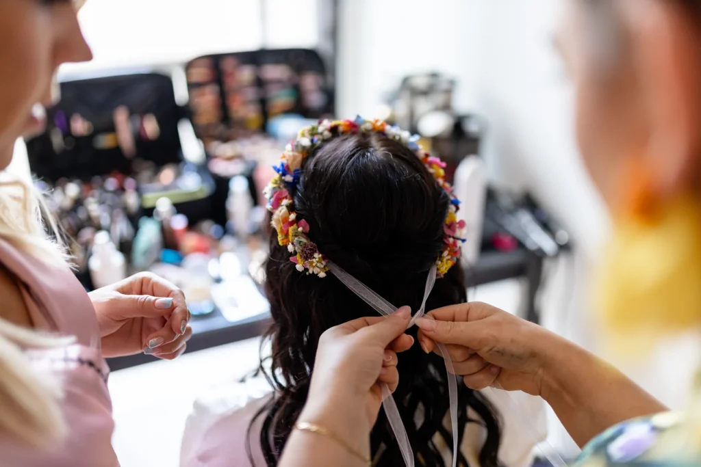 Hochzeitsfotograf Bernkastel Trier - Die Braut bekommt einen Blumenschleife ins Haar vom -Make-up Artist.