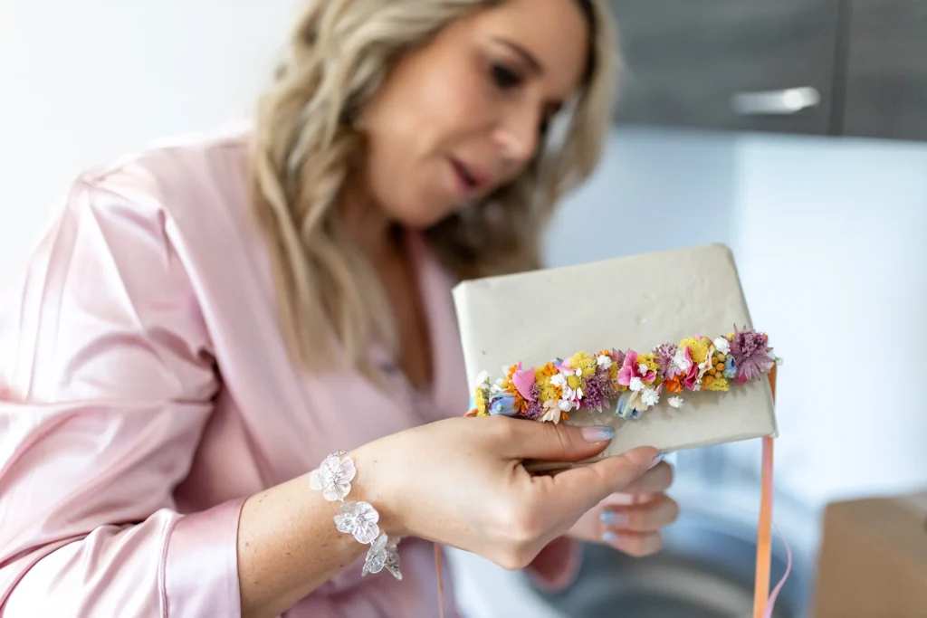 Hochzeitsfotograf Bernkastel Trier - Getting Ready: Die Brautjungfer prüft mit kritischem Blick ein Accessoire.