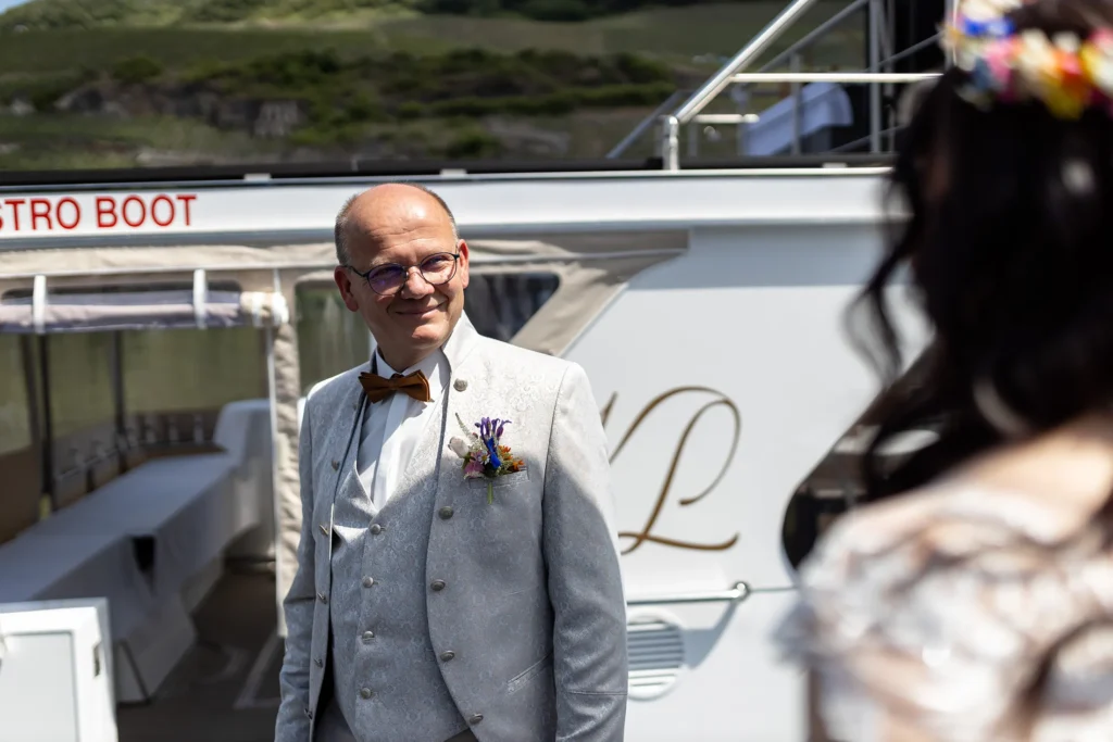 Hochzeitsfotograf Bernkastel Trier - First Look: Der Bräutigam sieht die Braut zum ersten Mal im Kleid.