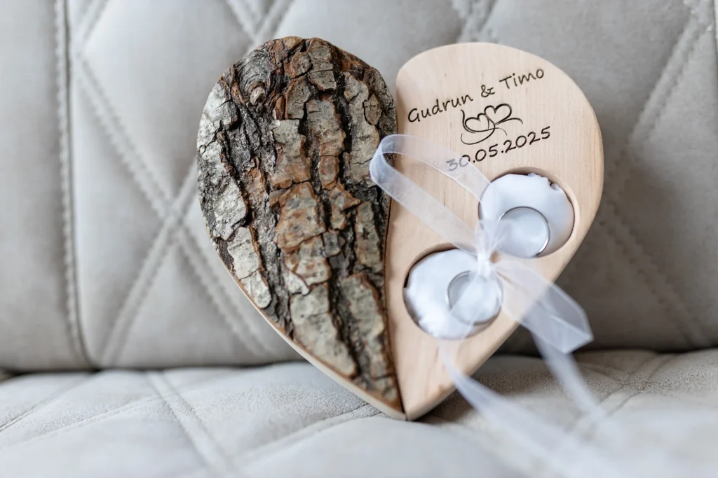 Hochzeitsfotograf Bernkastel Trier - Nahaufnahme Ringhalter auf Ledersitz