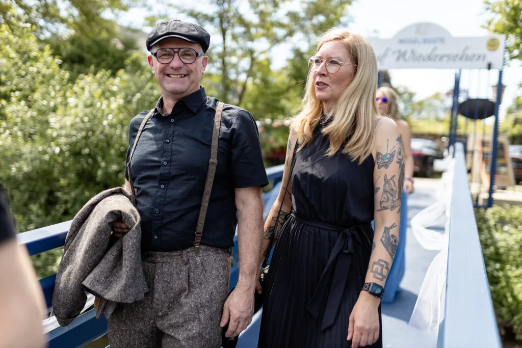 Hochzeitsfotograf Bernkastel Trier - Gäste treffen ein und gehen über den Steg zur Hochzeit auf dem Party-Boot in Bernkastel.