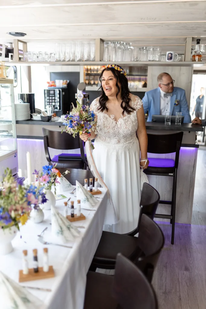 Hochzeitsfotograf Bernkastel Trier - Die Braut lacht noch einmal herzlich., kurz bevor sie zur Trauung schreitet