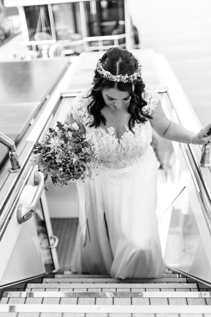 Hochzeitsfotograf Bernkastel Trier - Die Braut geht die Treppe zum Oberdeck, wo ihre Trauung stattfindet. schwarz-weiss.