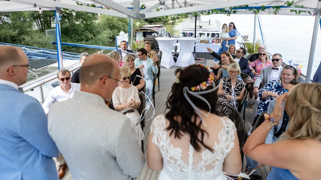 Hochzeitsfotograf Bernkastel Trier - Blick auf die Gäste während der Trauung auf Party-Boot