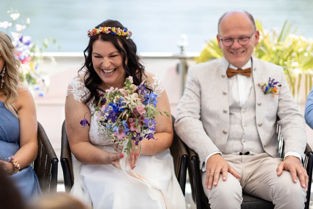 Hochzeitsfotograf Bernkastel Trier - Lachende Braut während der Trau Zeremonie