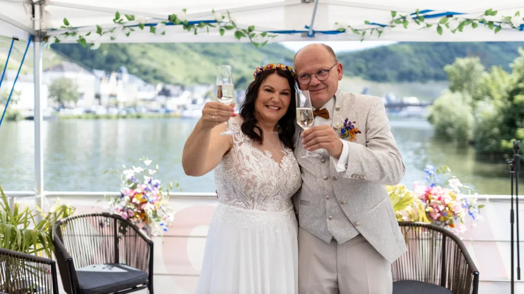 Hochzeitsfotograf Bernkastel Trier - Prost vom Brautpaar