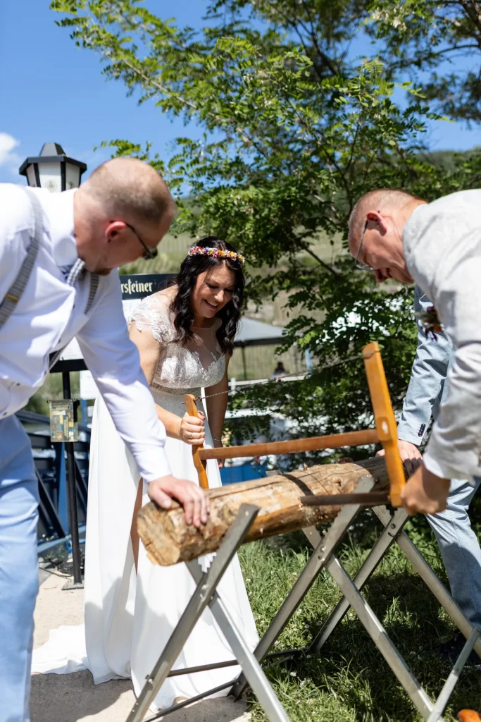 Hochzeitsfotograf Bernkastel Trier - Die Braut beim sägen