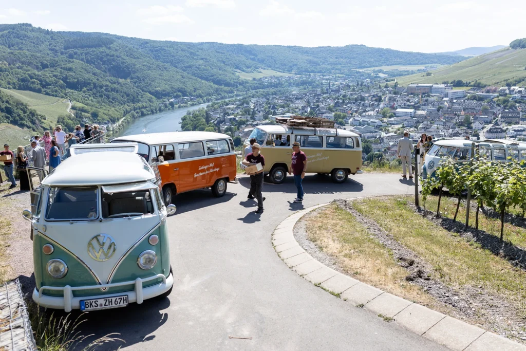 Hochzeitsfotograf Bernkastel Trier - Mosel Bulli Tour in Bernkastel: Die Bullis parken im Weinberg