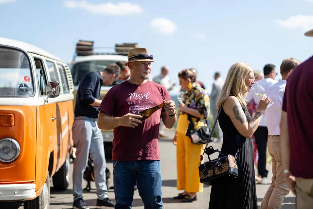 Hochzeitsfotograf Bernkastel Trier - Mosel Bulli Tour Schnappschuss: Weinprobe in den Weinbergen von Bernkastel