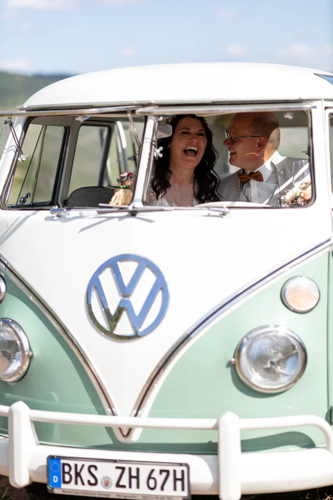 Hochzeitsfotograf Bernkastel Trier - Brautpaar Shooting im Volkswagen T1 Bulli.
