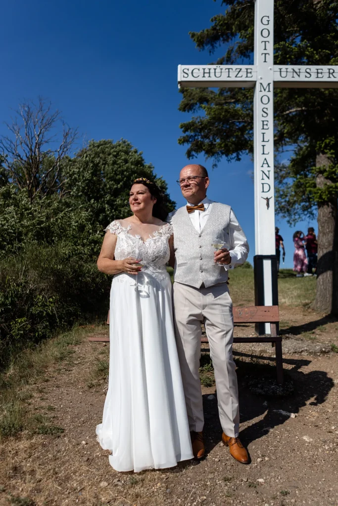 Hochzeitsfotograf Bernkastel Trier - Brautpaar beim Blick auf das Tal