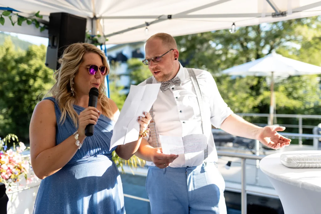 Hochzeitsfotograf Bernkastel Trier - Momentaufnahme der beiden Kinder der Braut, wie sie gerade eine Rede auf ihre Mutter halten.