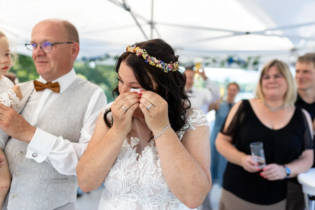 Hochzeitsfotograf Bernkastel Trier - Die Braut wischt sich bei einer emotionalen Rede ihrer Kinder die Tränen aus dem Gesicht