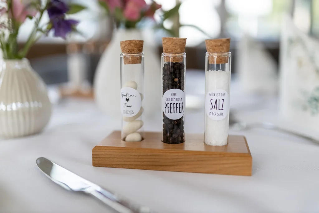 Hochzeitsfotograf Bernkastel Trier - Detailaufnahme des Buffet Tisches: Zu sehen: für die Hochzeit individualisierte Pfeffer und Salz-Streuer