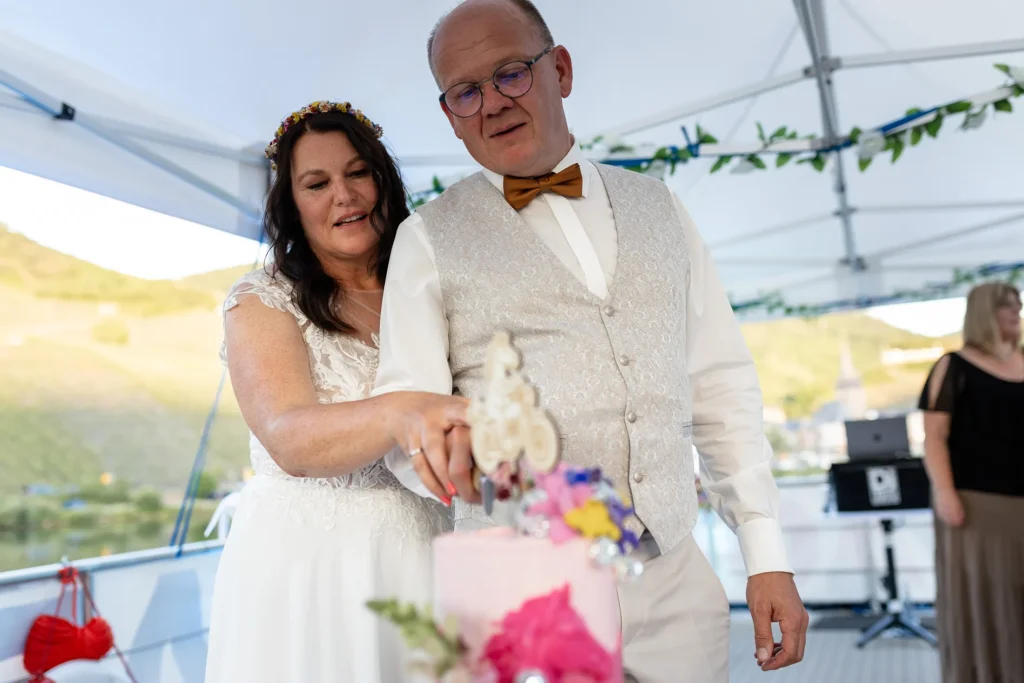 Hochzeitsfotograf Bernkastel Trier - Anschnitt der Hochzeitstorte