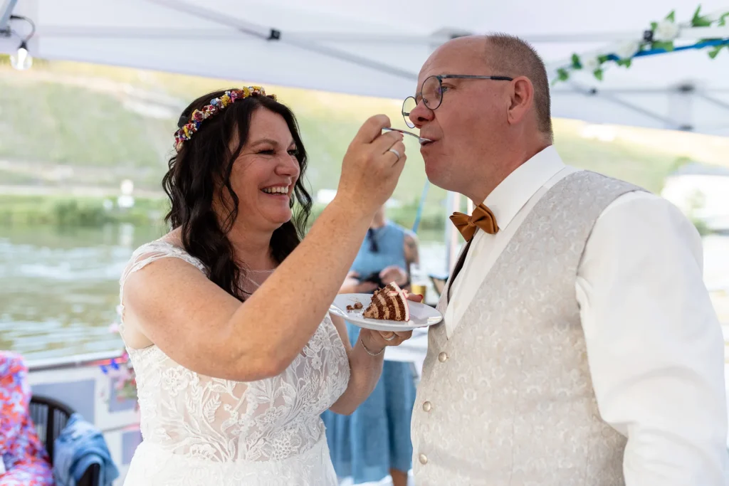 Hochzeitsfotograf Bernkastel Trier - Nach dem Tortenanschnitt füttert die Braut ihren Mann mit einem Stück Torte