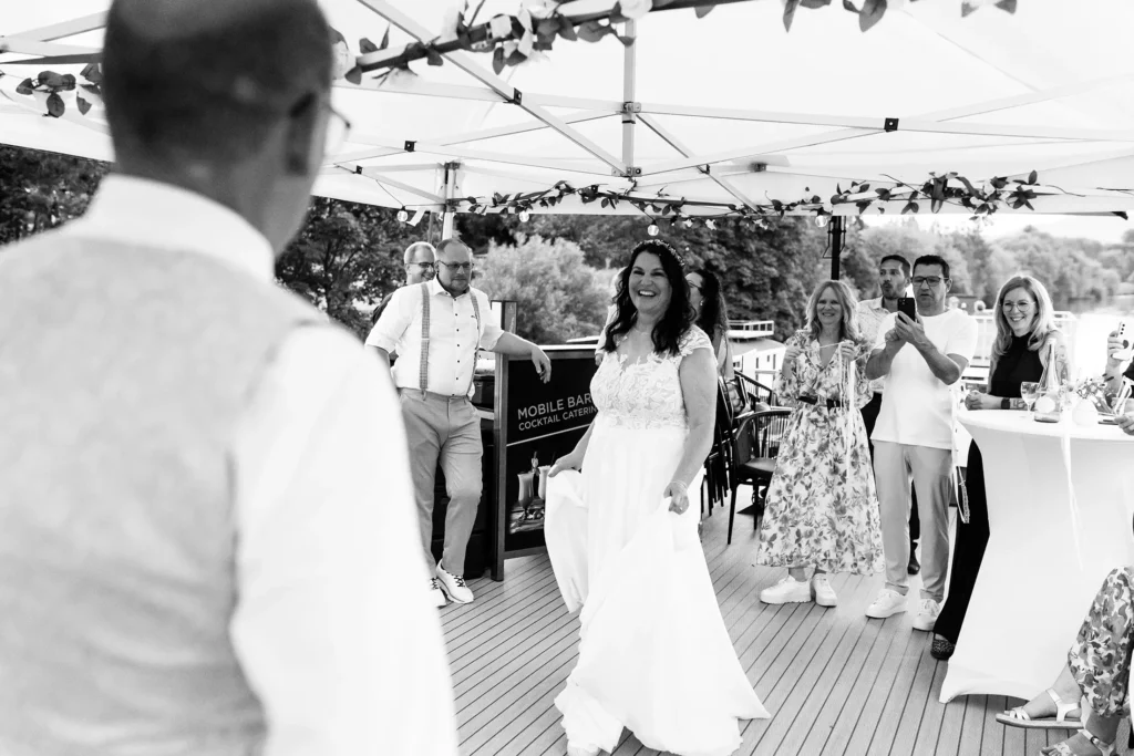 Hochzeitsfotograf Bernkastel Trier - Die strahlend lächelnde Braut eröffnet den Tanz, indem sie auf den Bräutigam zutanzt.