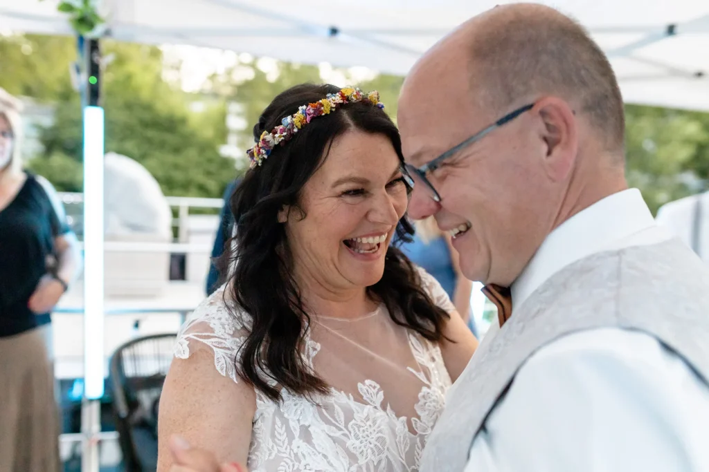Hochzeitsfotograf Bernkastel Trier - Portraitaufnahme des lachenden Brautpaars beim Eröffnungstanz