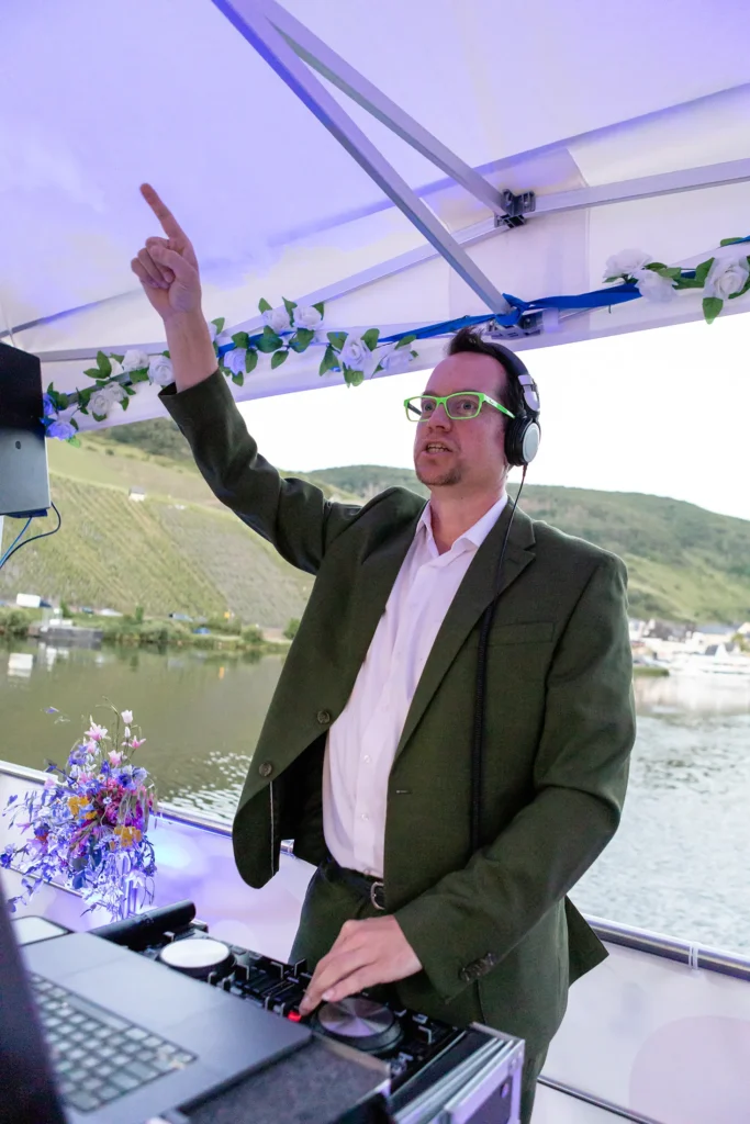 Hochzeitsfotograf Bernkastel Trier - DJ Toni beim Auflegen auf dem Party-Boot in Bernkastel
