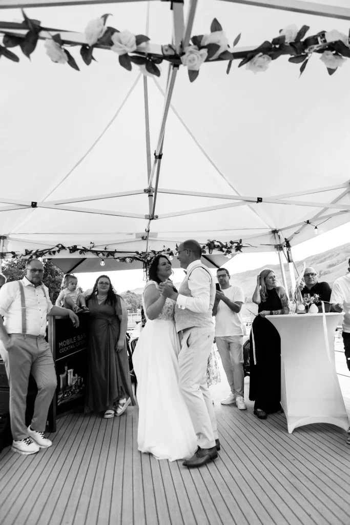 Hochzeitsfotograf Bernkastel Trier - Eröffnungstanz des Brautpaars auf der Tanzfläche des Party-Boots