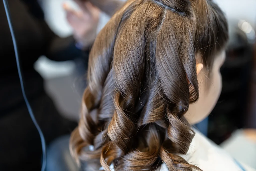 Hochzeitsfotograf Luxemburg - Foto von den Locken, die die Friseurin der Tochter der Braut gemacht hat
