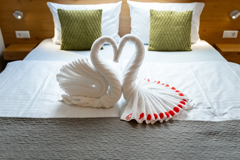 Hochzeitsfotograf Luxemburg - Im Hotelzimmer des Brautpaars wurden zwei Handtücher zu Schwänen gefaltet und auf dem Bett platziert.
