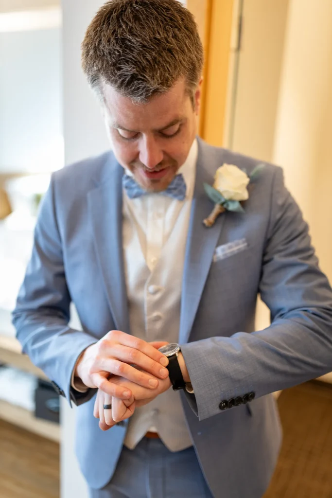 Hochzeitsfotograf Luxemburg - Bräutigam wirft einen letzten Blick auf seine Uhr, bevor es gleich zum First Look geht.