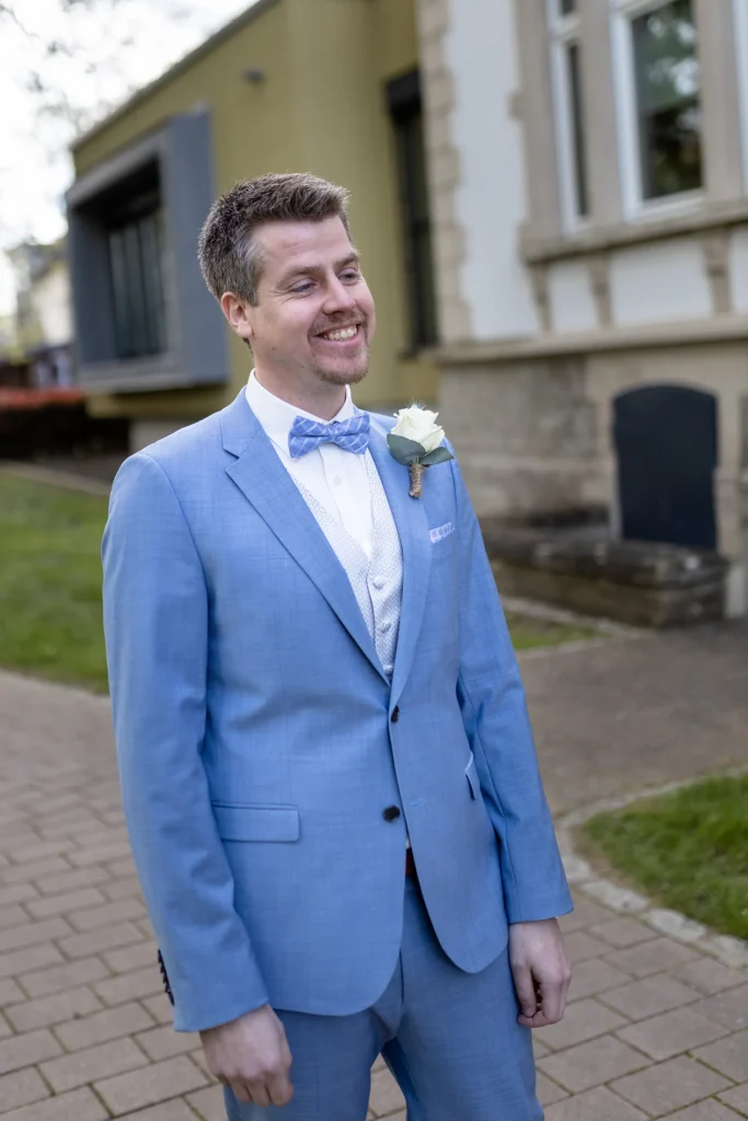 Hochzeitsfotograf Luxemburg - Der Bräutigam sieht seine Frau beim First Look zum ersten Mal im Hochzeitskleid und grinst bis über beide Ohren