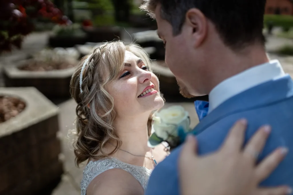 Hochzeitsfotograf Luxemburg - Die Braut umarmt ihren Mann und lächelt ihn sinnlich an.