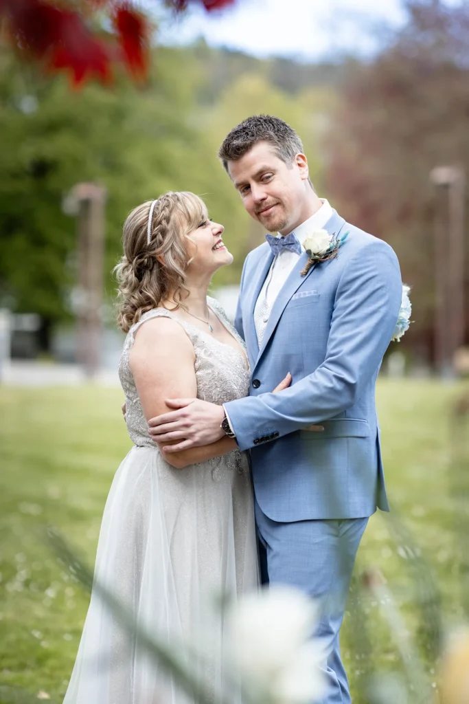 Hochzeitsfotograf Luxemburg - Portrait vom Brautpaar im Park. Sie halten sich in den Armen