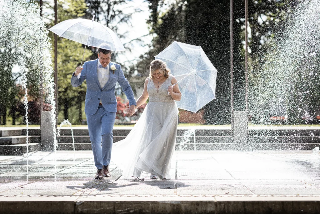 Startseite 8 Hochzeitsfotograf Luxemburg - Brautpaar auf dem Weg aus dem Brunnen.