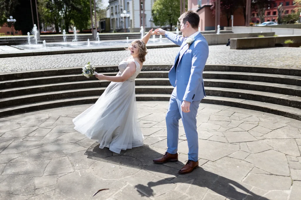 Hochzeitsfotograf Luxemburg - Im Park von Diekirch tanzt das Brautpaar eine kleine Runde für den Hochzeitsfotografen