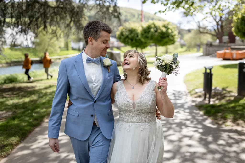 Hochzeitsfotograf Luxemburg - Brautpaar geht im Park auf dem Weg spazieren und unterhält sich dabei.