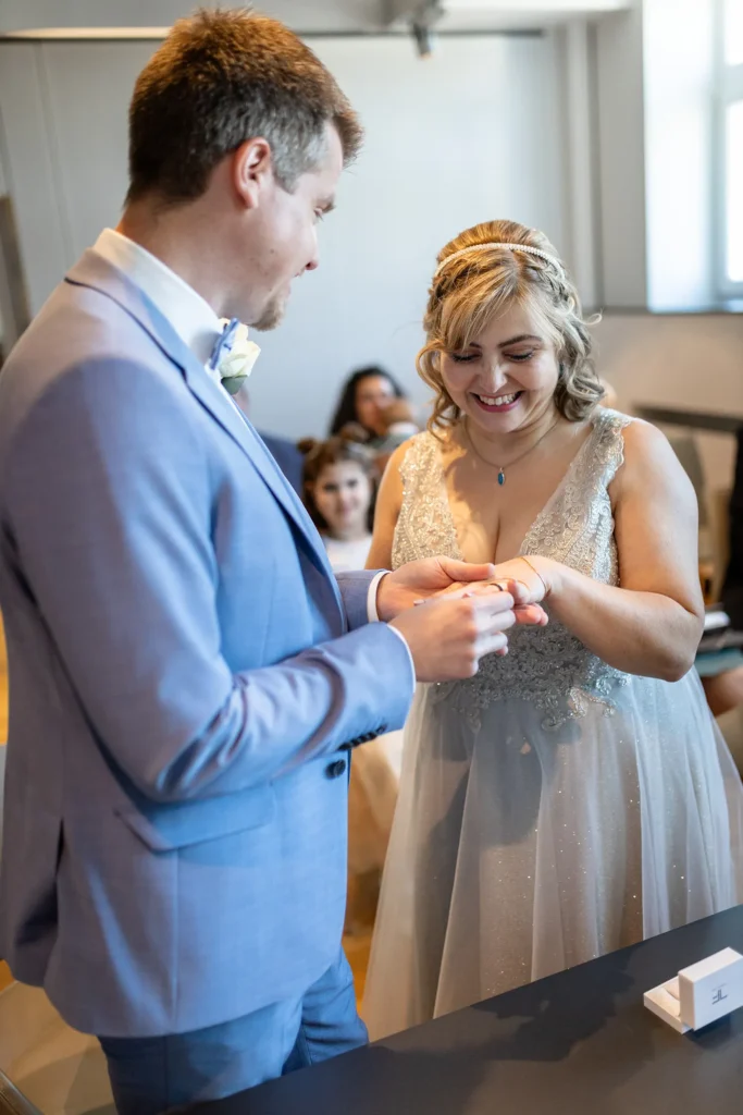 Hochzeitsfotograf Luxemburg - Der Bräutigam steckt der Braut den Ring an den Finger