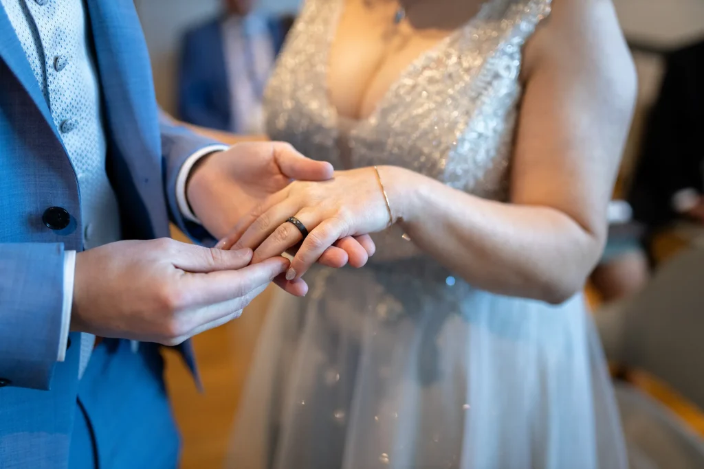Hochzeitsfotograf Luxemburg - Nahaufnahme der Hände, während der Bräutigam der Braut ihren Ring ansteckt.