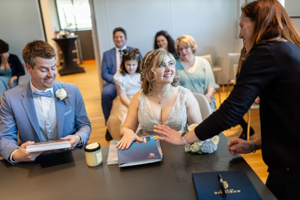 Hochzeitsfotograf Luxemburg - Brautpaar bekommt im Standesamt in Diekirch von den Beamten noch ein kleines Präsent überreicht.